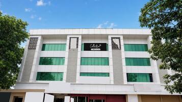 Un edificio moderno con un letrero que dice 'Collection' y 'OYO-Serviced'.