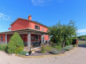 A red building with a covered patio and a gravel driveway. - Wonderful private villa for 10 guests with A/C, private pool, WIFI, TV, patio and pets allowed (Manciano)