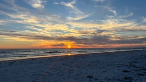 Unclassified image, 4 of 19, button - Private 1BR - King Bed Madeira Beach Days (Seminole)