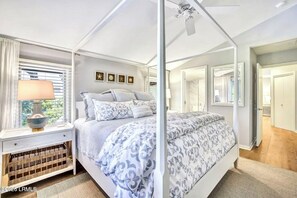 Unclassified image, 2 of 34, button - Luxury 5-bdrm/5.5 bath house in Sea Pines, Pool, 4th Row, Bikes Included (Hilton Head Island)