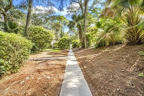 Unclassified image, 5 of 34, button - Luxury 5-bdrm/5.5 bath house in Sea Pines, Pool, 4th Row, Bikes Included (Hilton Head Island)