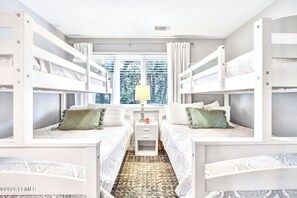 Unclassified image, 4 of 34, button - Luxury 5-bdrm/5.5 bath house in Sea Pines, Pool, 4th Row, Bikes Included (Hilton Head Island)