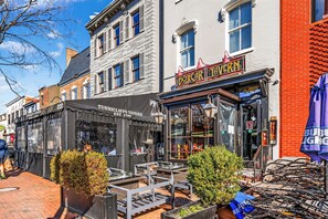 A street view with Tunnicliff's Tavern and Boxcar Tavern, both with outdoor seating and a brick facade. - Renovated Capitol Hill 1BR – 2 Blocks to Metro, Parking (Washington)