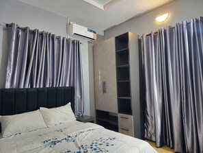 Ein Schlafzimmer mit einem Bett, einem Kleiderschrank und einer Klimaanlage.