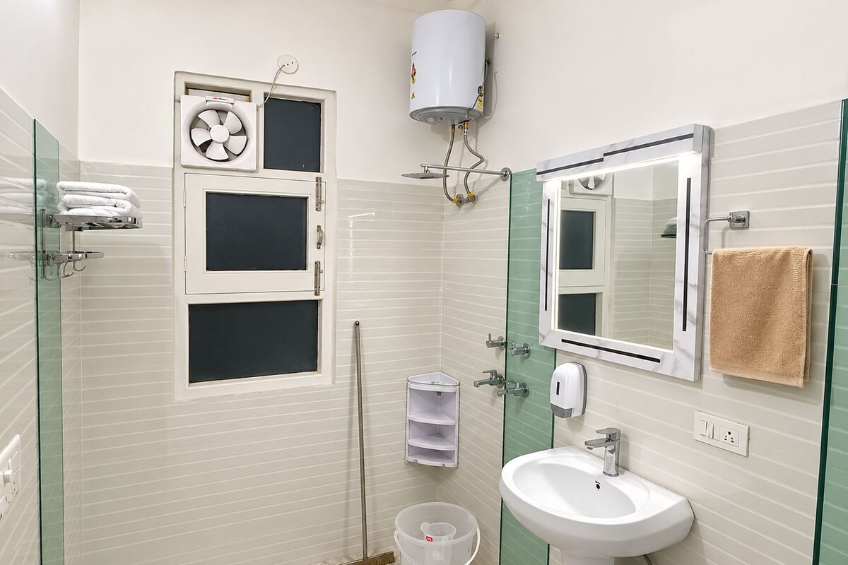 Suite | Badezimmer | Dusche, Handtücher, Seife, Toilettenpapier