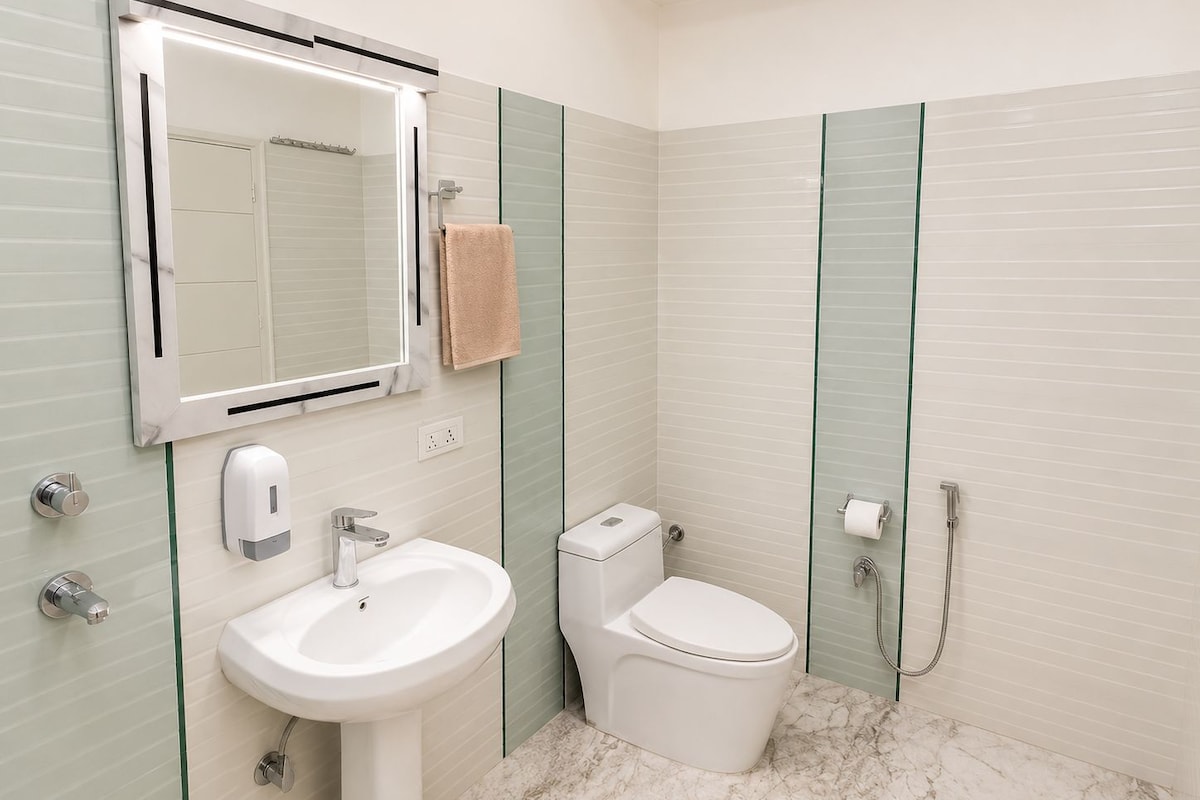 スイート | バスルーム | シャワー、タオル、石鹸、トイレットペーパー