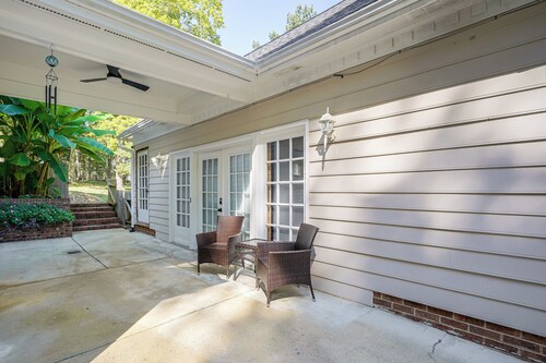 6 Mi to Ncsu! Quiet & Wooded Retreat