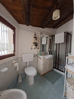 Unclassified image, 2 of 15, button - A house in a medieval village with a fireplace and terrace, perfect for families and nature lovers. (Popoli terme)