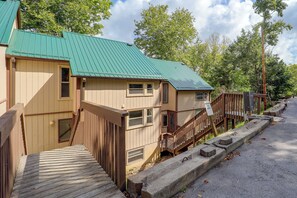A row of wooden cabins with a green roof, wooden staircases, and a wooden fence. - 3 Blocks to the Slopes! Sugar Mtn Ski Condo (Banner Elk)