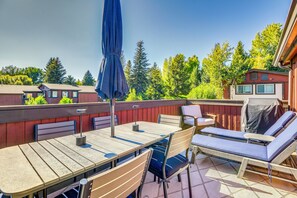 An outdoor patio with a table, chairs, and a sun lounger. - 1/2 Mi to Slopes! Sun Valley Escape w/ Deck (Sun Valley)