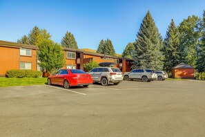 A parking lot with three cars parked in front of a building with a red roof and a garage door. - 1/2 Mi to Slopes! Sun Valley Escape w/ Deck (Sun Valley)