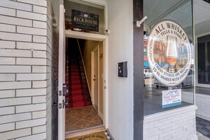 L’entrée d’un hôtel, avec une enseigne indiquant « The Rickhouse Luxury Bourbon Loft » et une autre indiquant « Chaque whisky a une histoire à raconter ».