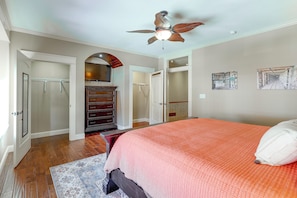 A bedroom with a bed, a ceiling fan, a dresser, and a walk-in closet. - 'the Rickhouse' Overlooking Broadway Ave (Excelsior Springs)