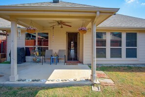 A house with a covered porch, a ceiling fan, and a front door. - Lewisville Lake Escape, 4 Mi to Boat Ramp (Little Elm)