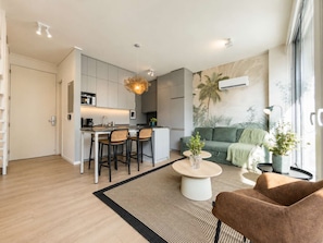 A modern apartment with a kitchen, dining area, and living room. - Welcoming 2-bedroom Loft In Providencia For 5 (Providencia)