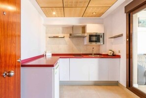 A compact kitchen with a microwave, stove, and sink. - Mar Y Sol Caleta Panorama 3A (Algarrobo-Costa)