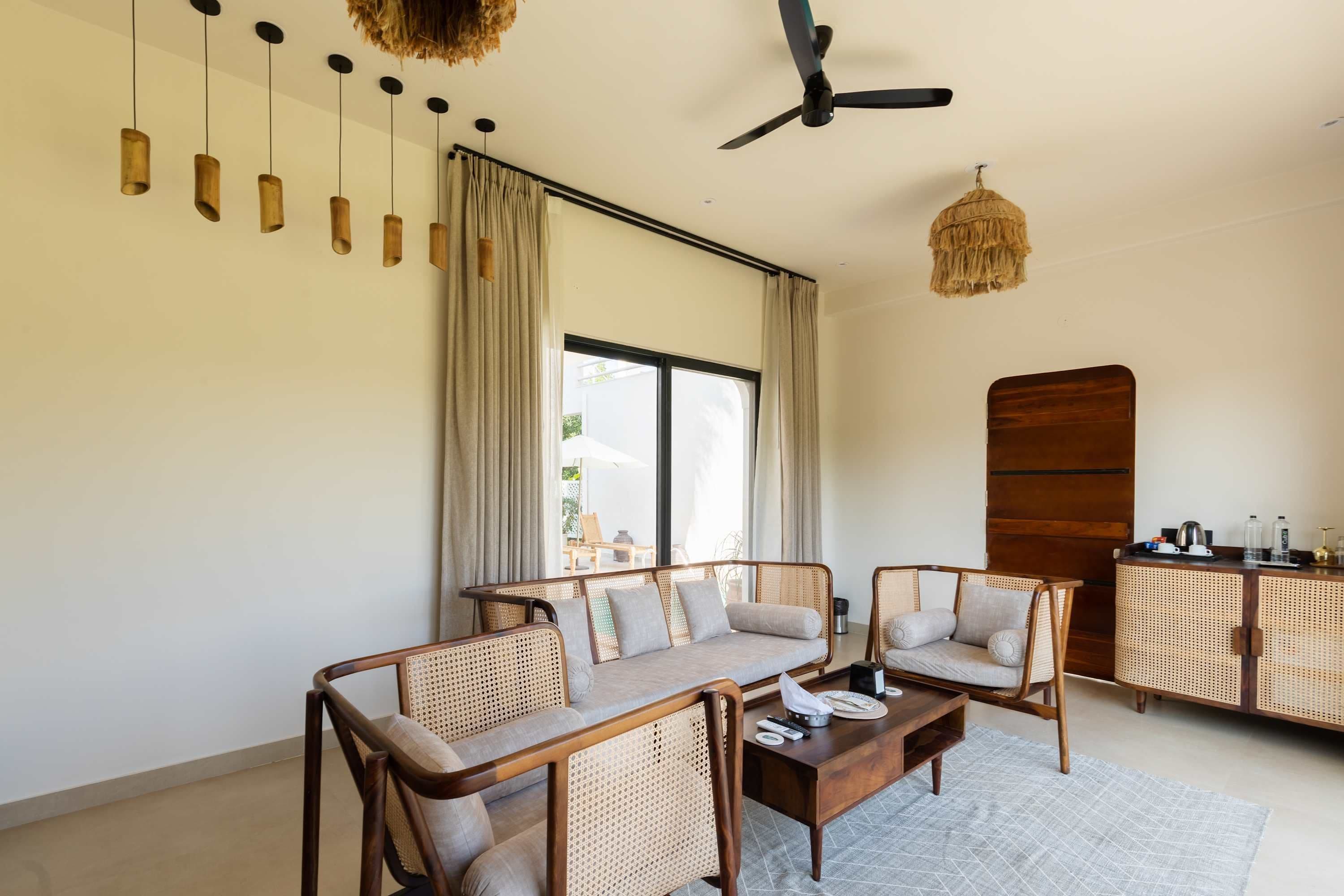 Un salon moderne comprenant un canapé, une table basse et un ventilateur de plafond.