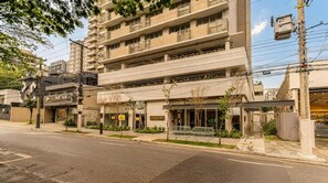 A multi-story building with a ground-level commercial space, including a restaurant named 'MITANI'. - Studio com Piscina a 400m do Metr Eucaliptos (São Paulo)