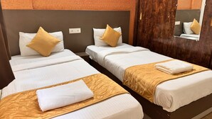 Deluxe Double Room, City View - Golden Lotus Suites (Bangalore)