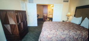 Ein Hotelzimmer mit Bett, Schreibtisch und Kleiderschrank.