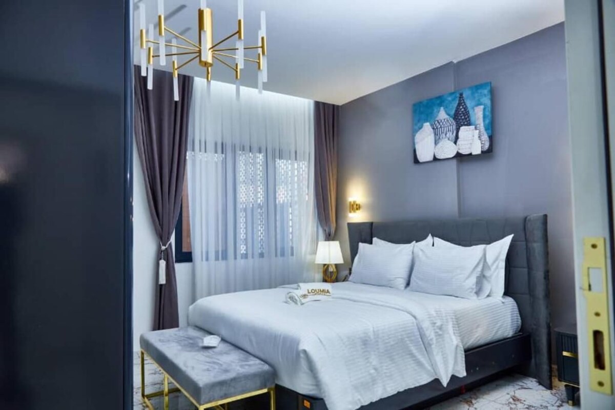 Select Comfort -patjalliset sängyt, tallelokero huoneessa