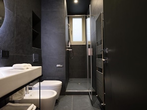 Deluxe Triple Room | Bathroom | Shower, free toiletries, hair dryer, slippers - San Domenico (RAVENNA)