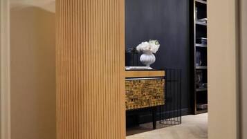 Une pièce avec une cloison en bois, une table à motifs et une bibliothèque.