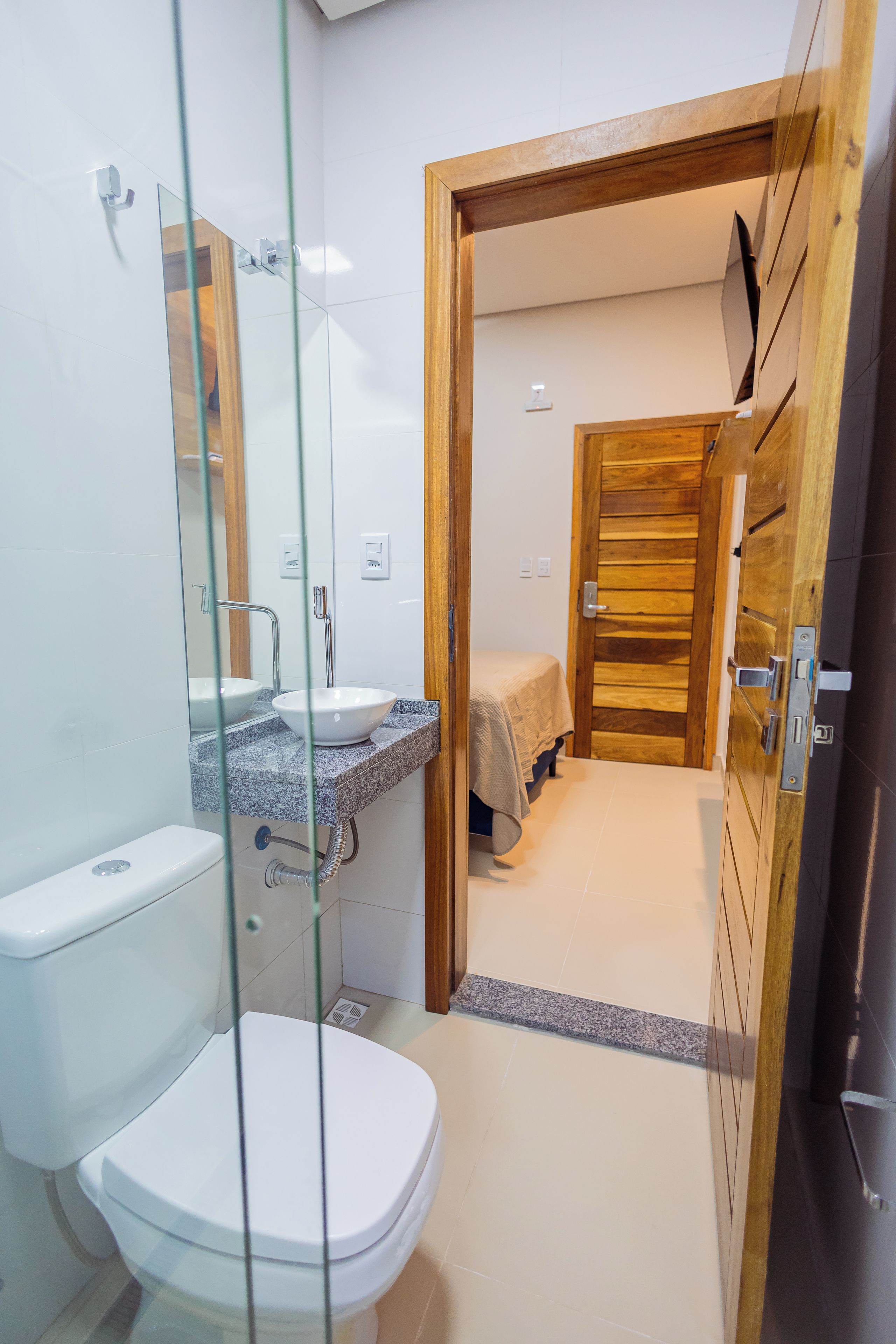 Une salle de bain comprenant des toilettes, un lavabo et un espace douche.