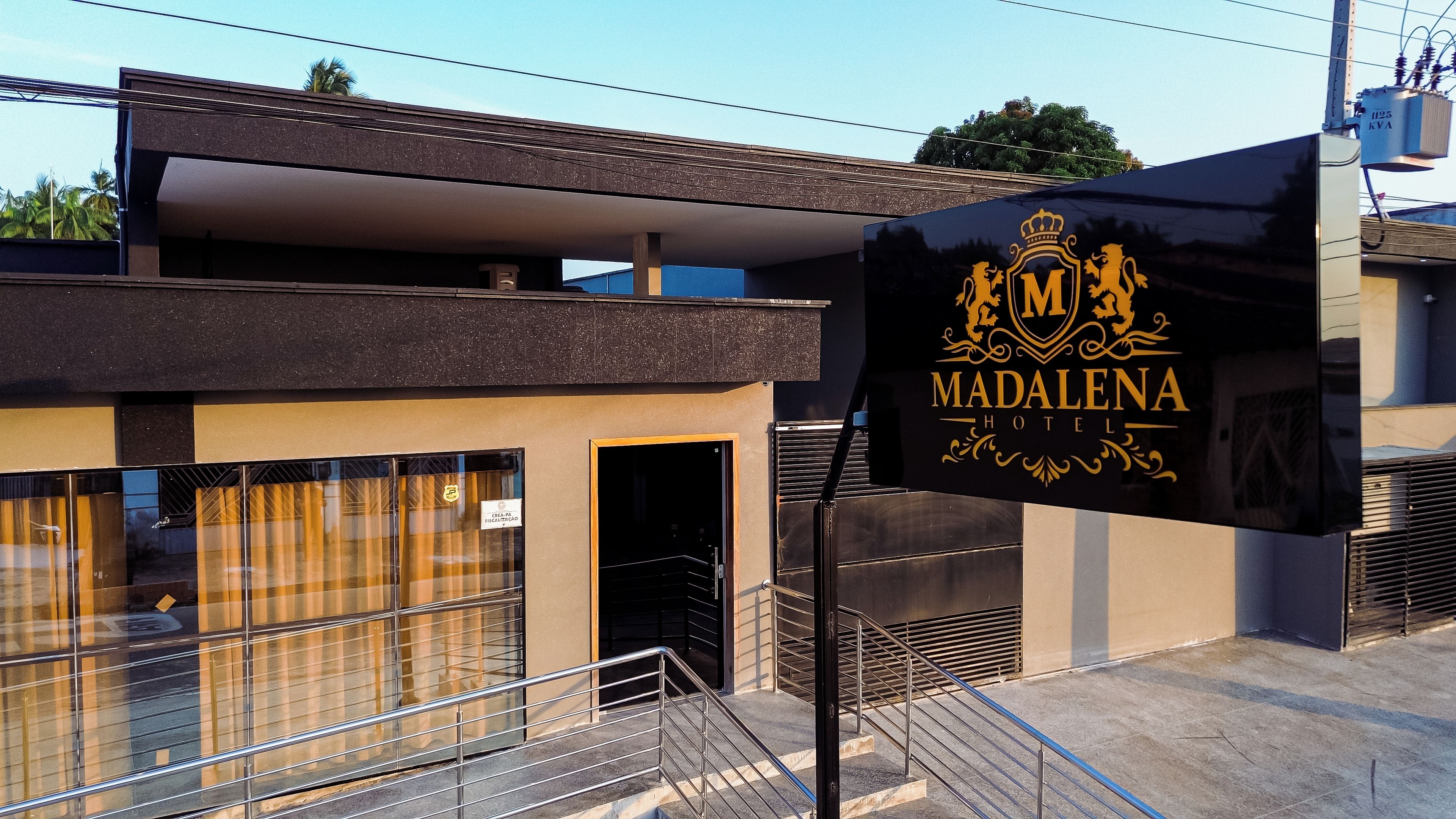 En hotellskylt med ett vapensköld och namnet ”Madalena Hotel”.