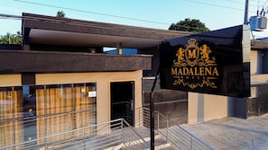 Placa de hotel com um brasão e o nome 'Madalena Hotel'.