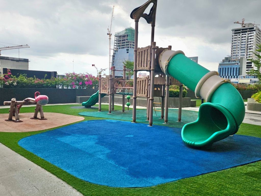 Ein Spielplatz mit Rutsche und Klettergerüsten.