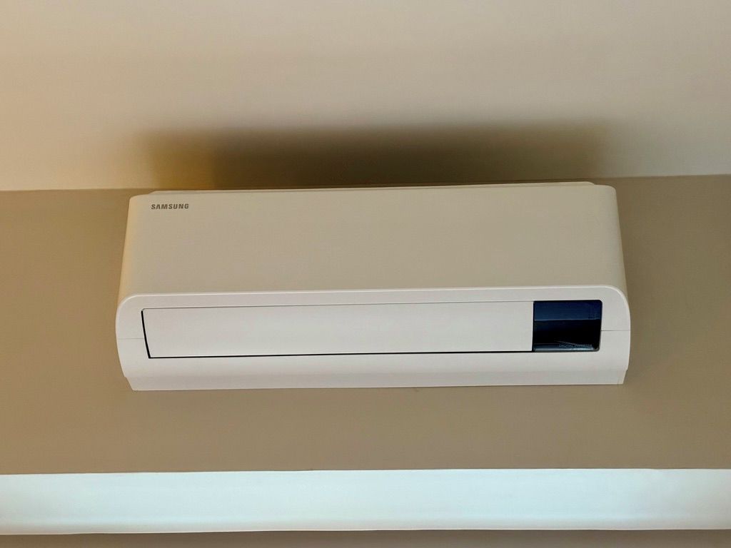 Eine Samsung Klimaanlage an einer Wand montiert.