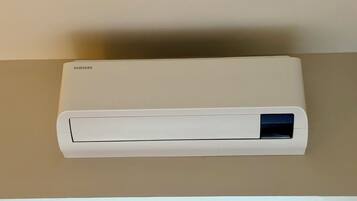 Eine Samsung Klimaanlage an einer Wand montiert.