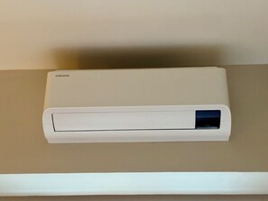 Eine Samsung Klimaanlage an einer Wand montiert.