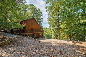 Unclassified image, 5 of 38, button - Deer Mountain Retreat: Mountain Views: Hot Tub (Ellijay)