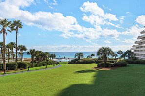 Ein Resort mit Schwimmbad, Palmen und Blick auf den Ozean.