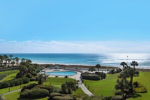 A resort with a pool, beach, and ocean view. - Edgewater Beach Condo 505 (Destin)