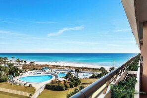 Ein Resort mit einem großen Schwimmbad, einem Strand und freiem Blick auf den Ozean.