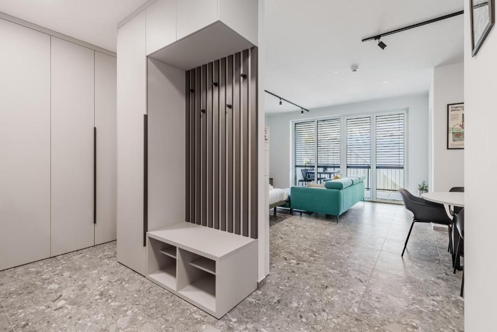 Ein modernes Interieur mit eingebauter Sitzbank, einem Essbereich und Blick durch große Fenster.