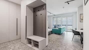 Ein modernes Interieur mit eingebauter Sitzbank, einem Essbereich und Blick durch große Fenster.