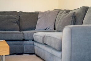 Un canapé modulable avec plusieurs coussins dans un salon.