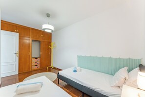 Ein Schlafzimmer mit einem Bett, einem Kleiderschrank und einer Hängelampe.