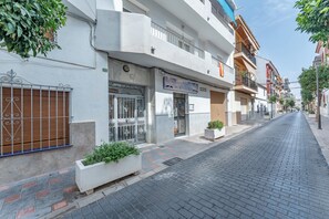 Eine Straße mit einem Gebäude, auf dem 'Iglesia Cristiana Adventista del Septimo Dia' steht, mit einem verschlossenen Eingang und Kübelpflanzen.