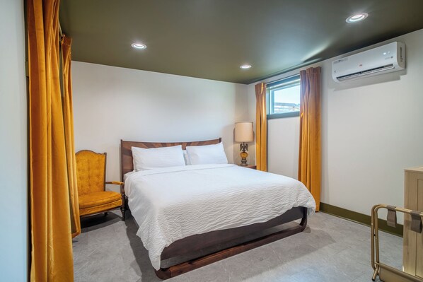 Unclassified image, 1 of 21, button - Cozy MidCentury-Modern Room · Clean + quiet · Self Check-In · Family-Friendly Stay in Lawrenceburg (Lawrenceburg)