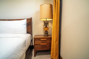 Unclassified image, 3 of 21, button - Cozy MidCentury-Modern Room · Clean + quiet · Self Check-In · Family-Friendly Stay in Lawrenceburg (Lawrenceburg)