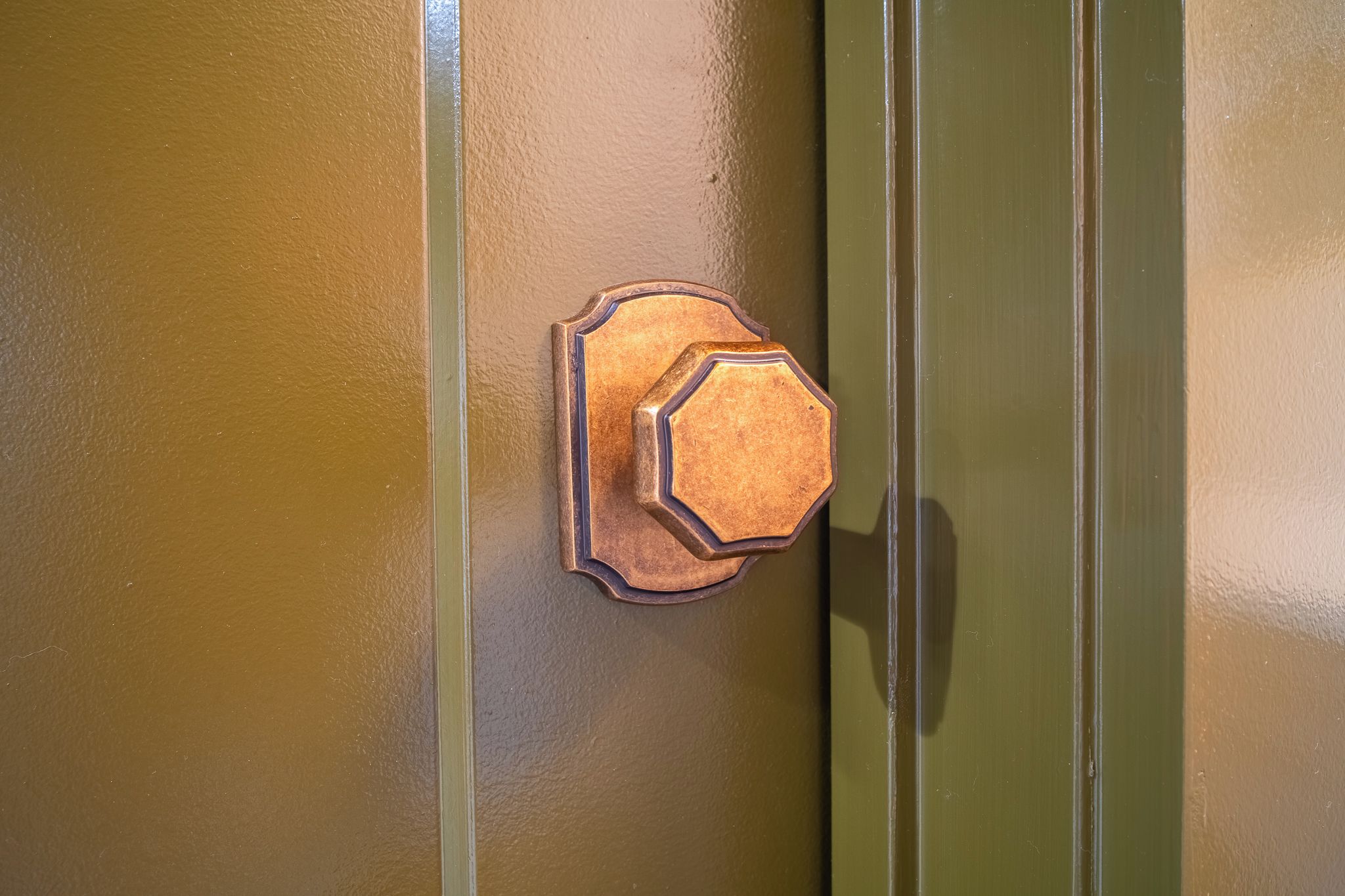 Una puerta metálica con un pomo hexagonal.