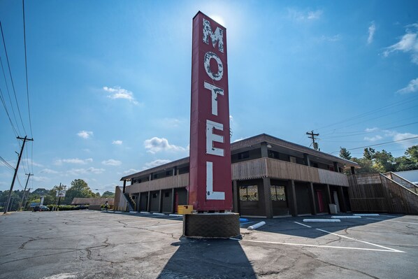 Unclassified image, 1 of 22, button - Cozy MidCentury-Modern Room · Clean + quiet · Self Check-In · Family-Friendly Stay in Lawrenceburg (Lawrenceburg)