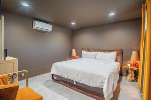 Unclassified image, 2 of 22, button - Cozy MidCentury-Modern Room · Clean + quiet · Self Check-In · Family-Friendly Stay in Lawrenceburg (Lawrenceburg)