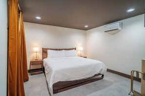 Unclassified image, 4 of 16, button - Cozy MidCentury-Modern Room · Clean + quiet · Self Check-In · Family-Friendly Stay in Lawrenceburg (Lawrenceburg)