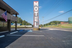Unclassified image, 2 of 16, button - Cozy MidCentury-Modern Room · Clean + quiet · Self Check-In · Family-Friendly Stay in Lawrenceburg (Lawrenceburg)